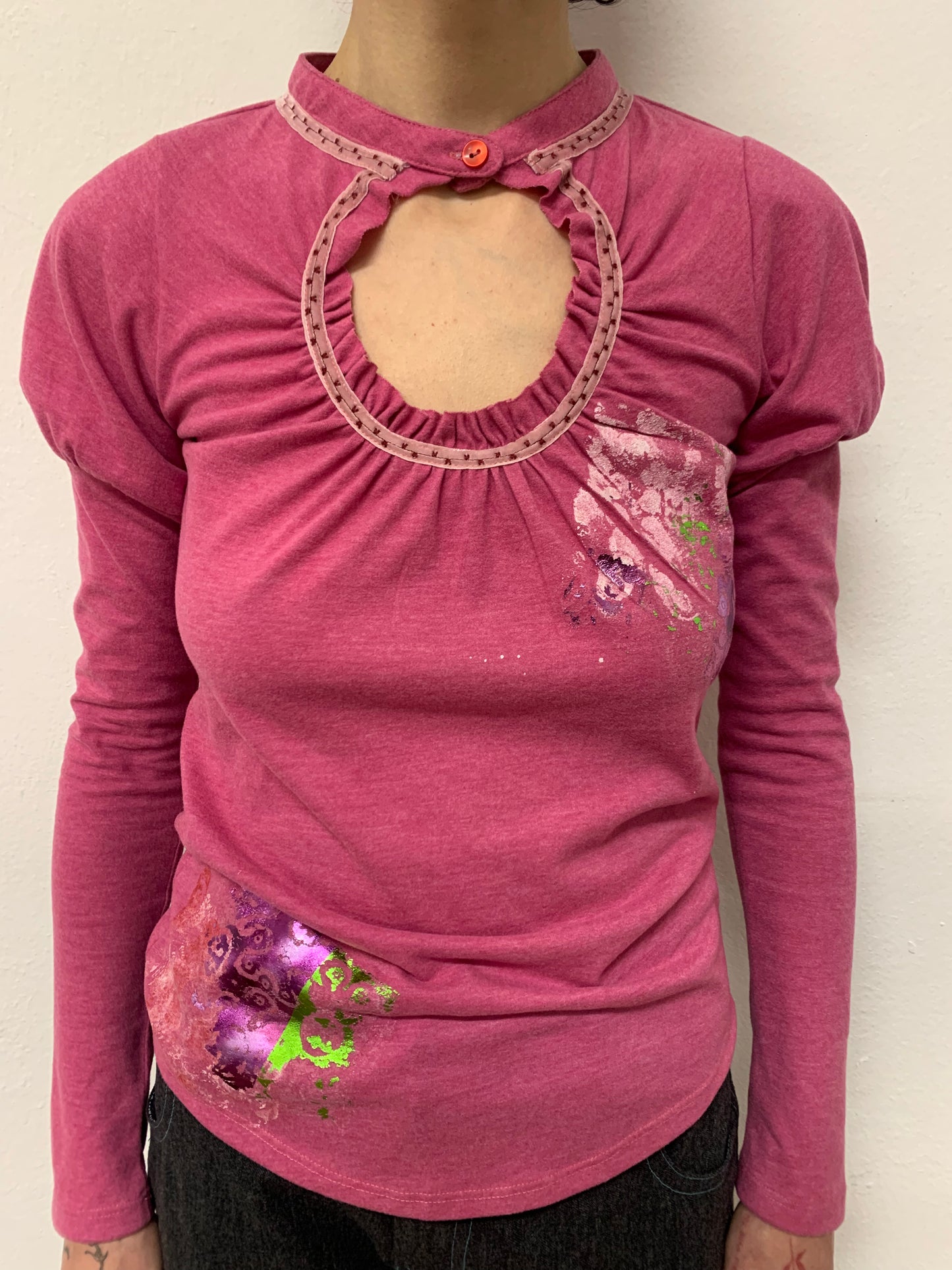 RUFFLED NECKLINE LONGSLEEVE