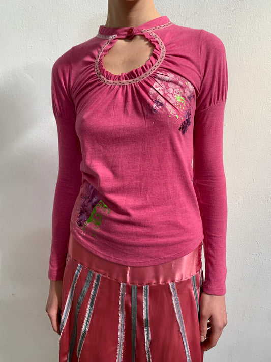 RUFFLED NECKLINE LONGSLEEVE