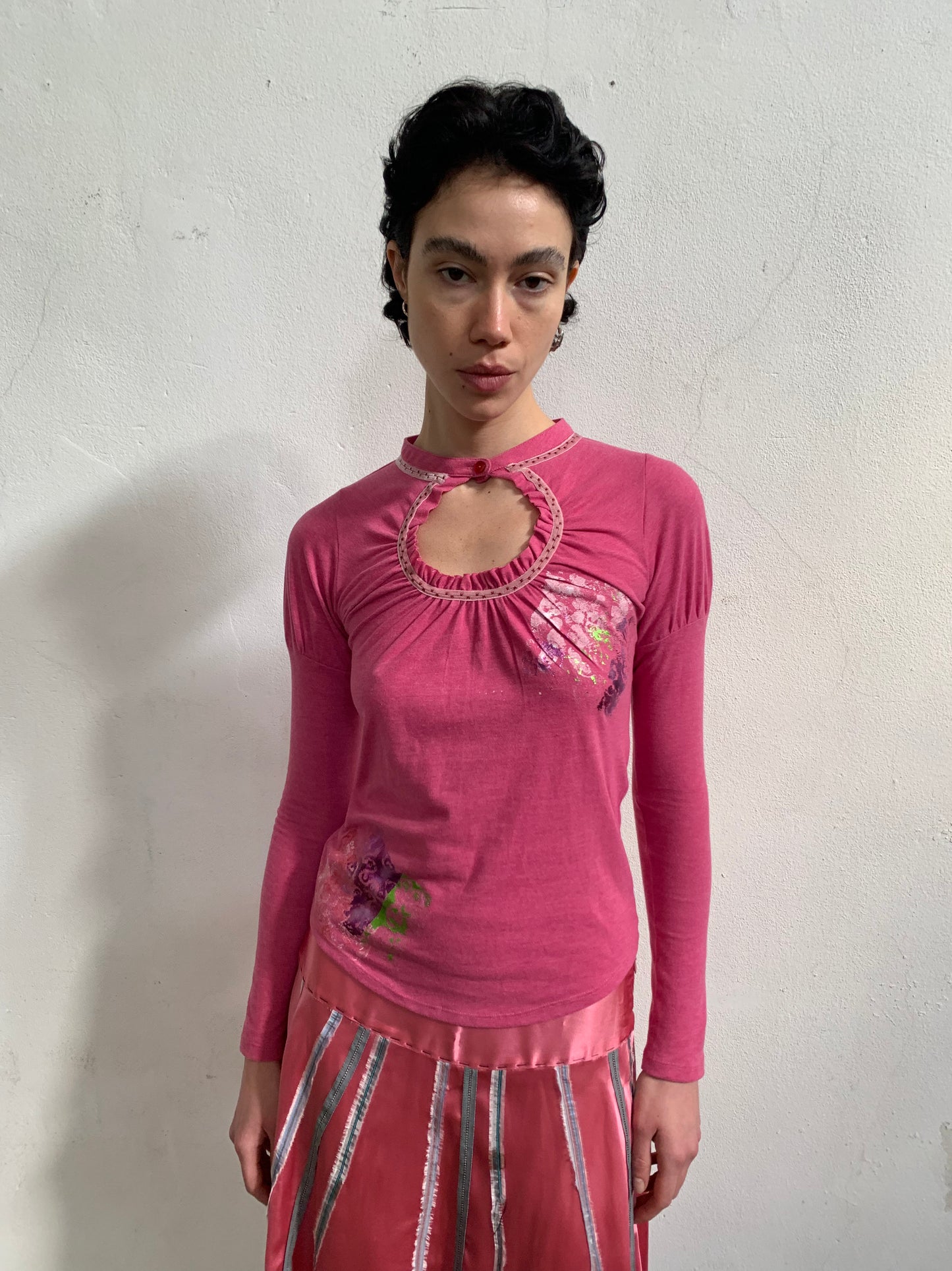 RUFFLED NECKLINE LONGSLEEVE