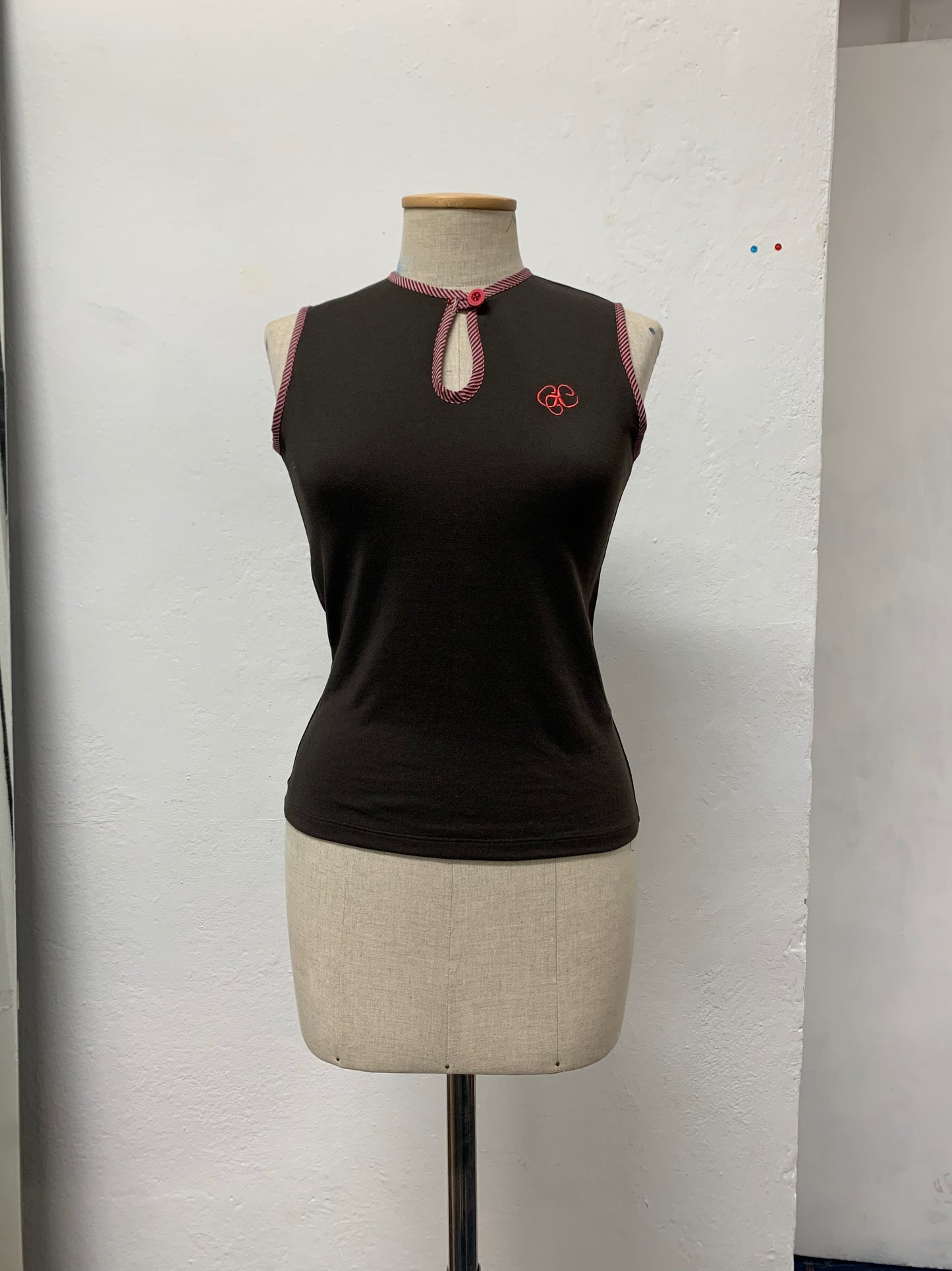 SLEEVE LESS POLO/BROWN
(ready to ship)