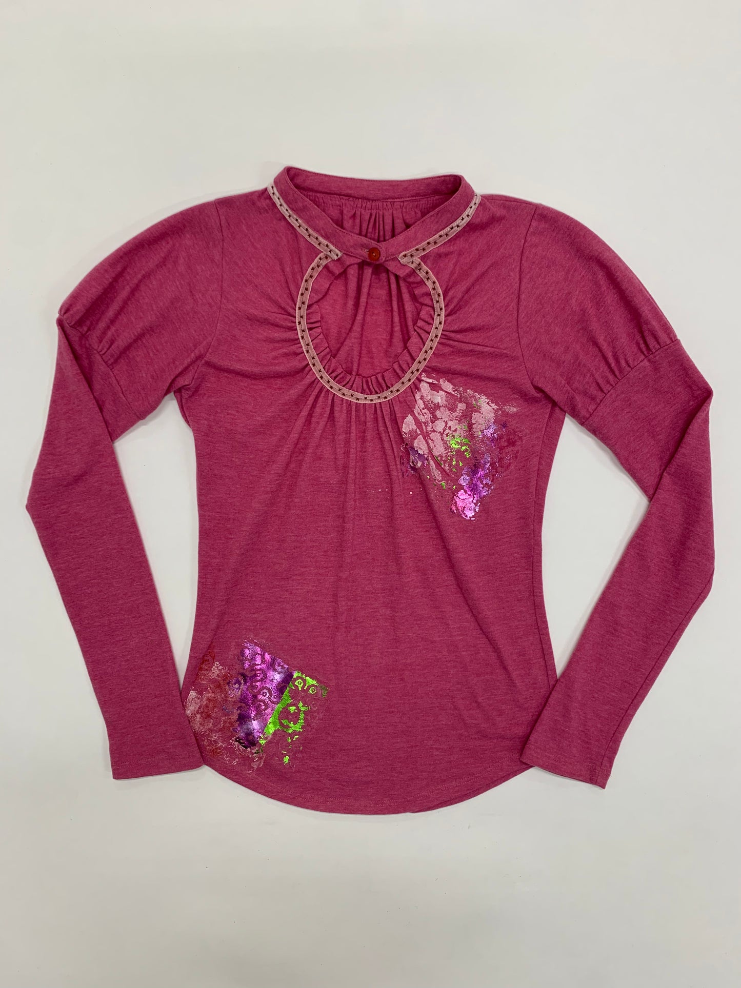 RUFFLED NECKLINE LONGSLEEVE